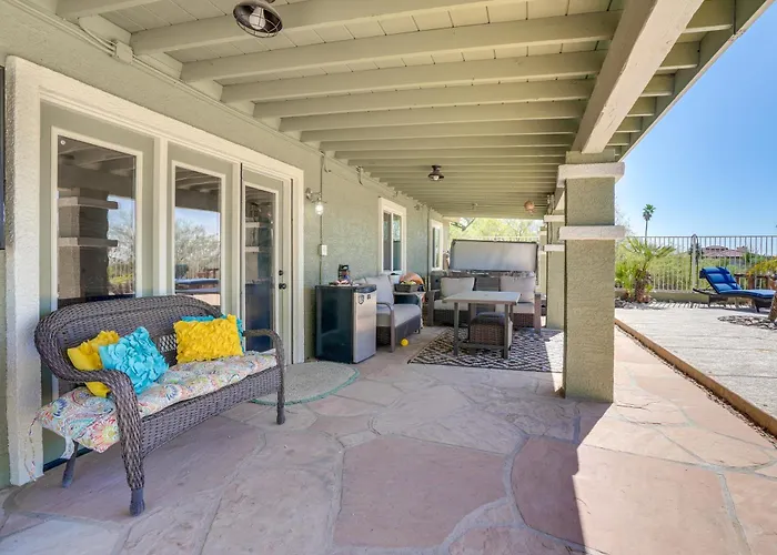 Backyard Oasis & Hot Tub: Mtn-view Holiday home