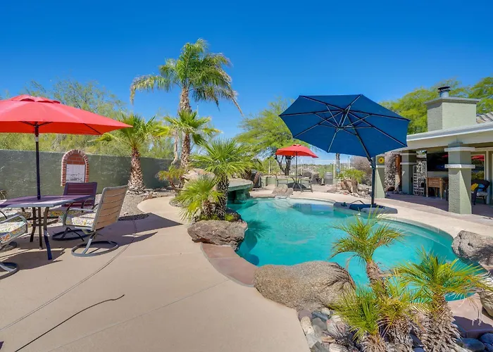 Backyard Oasis & Hot Tub: Mtn-view Holiday home