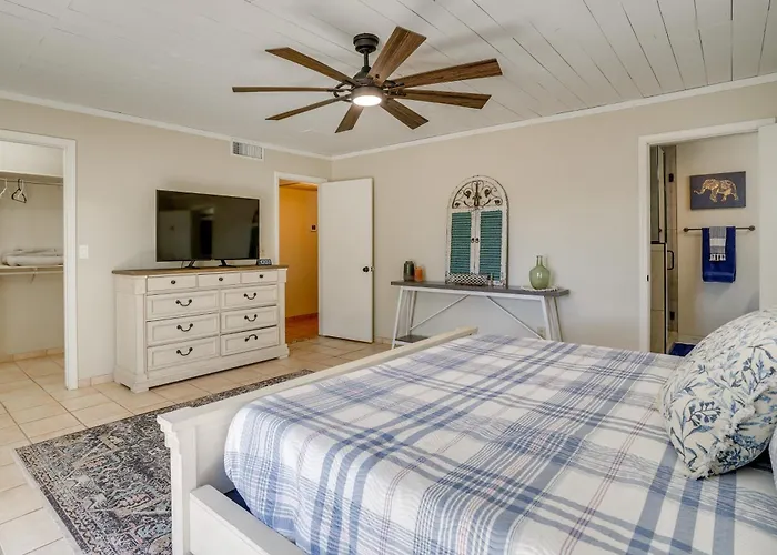 Backyard Oasis & Hot Tub: Mtn-view Holiday home Wickenburg
