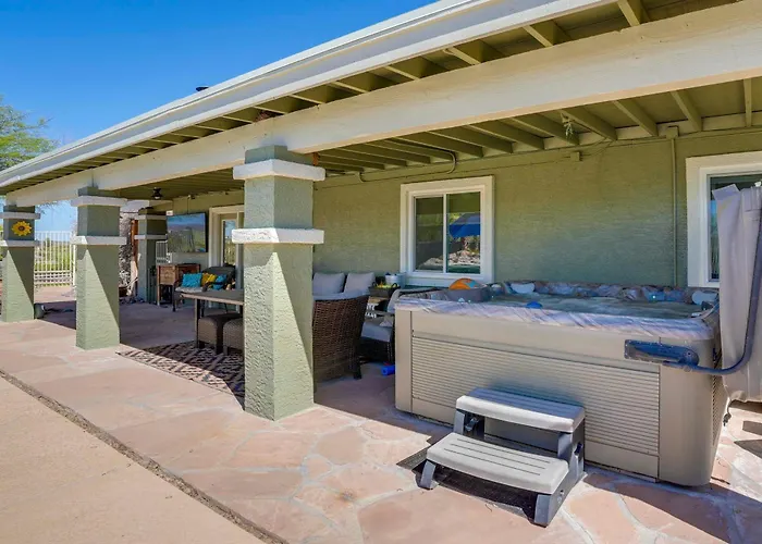 Backyard Oasis & Hot Tub: Mtn-view Holiday home