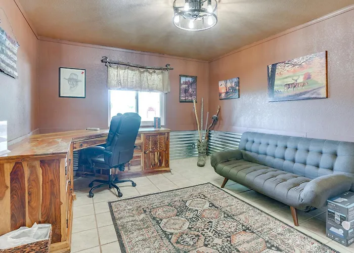 Backyard Oasis & Hot Tub: Mtn-view Wickenburg