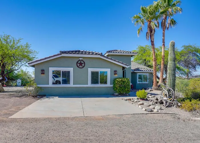Backyard Oasis & Hot Tub: Mtn-view Holiday home Wickenburg
