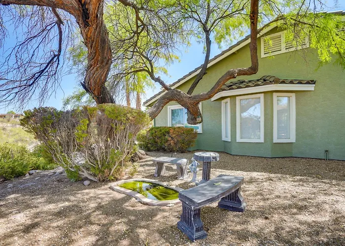 Backyard Oasis & Hot Tub: Mtn-view Holiday home *