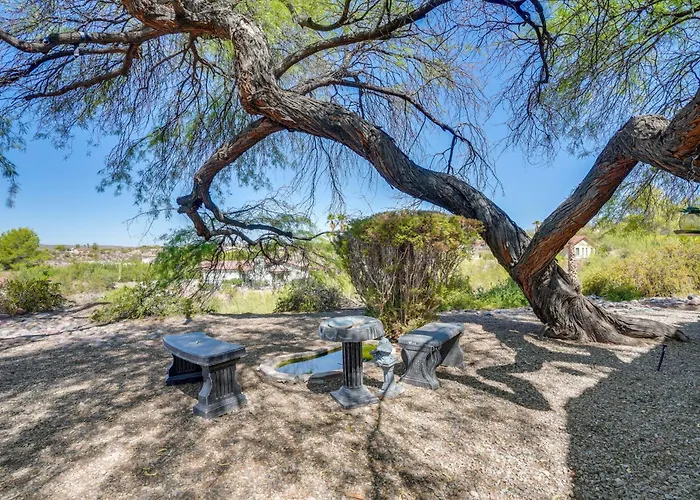 Backyard Oasis & Hot Tub: Mtn-view Holiday home