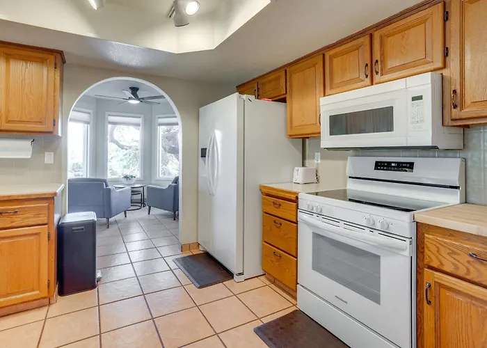 Backyard Oasis & Hot Tub: Mtn-view Holiday home Wickenburg